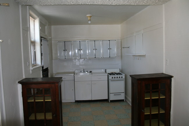 Kitchen - 1040-46 W 87th St
