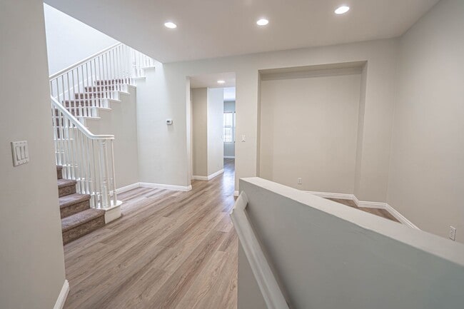 Building Photo - Bridgeport 3 Bedroom Townhome in Valencia!