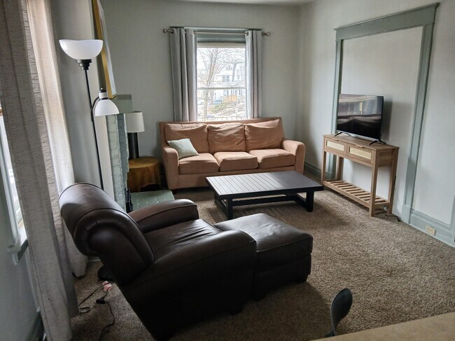 Sala de estar - 2461 Fairview Ave