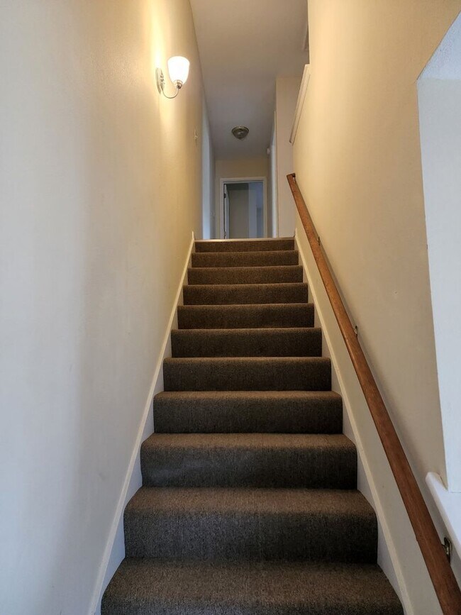 Foto del edificio - Spacious 2 Story home in Town - Apply Now ...