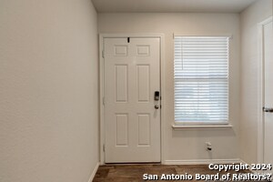 Foto del edificio - 197 Middle Grn Lp