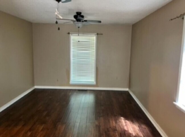 Building Photo - 3 Bedroom, 2 Bath home.