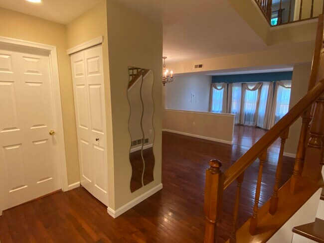 Building Photo - 206 Sycamore Cir