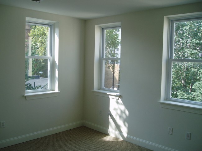 Sunny bedroom - 750 S 15th St