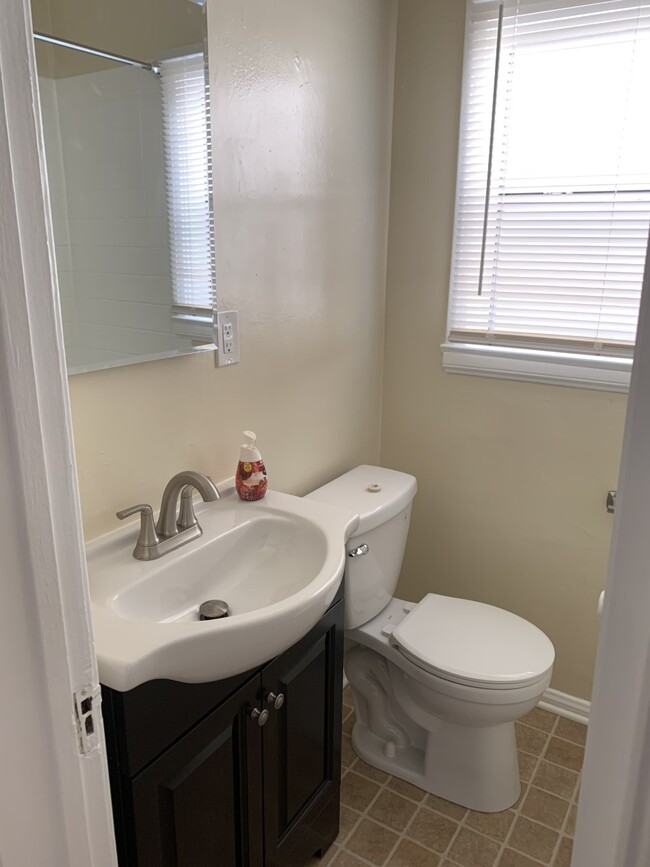 bathroom - 801 W Glenoaks Blvd