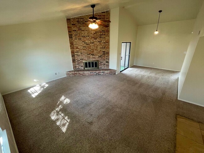 Building Photo - 3 Bedroom House in The Colony