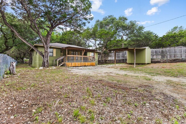 Foto del edificio - Move-In Ready 3-Bedroom Home in Beautiful Lakehills