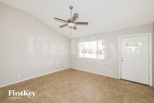 Foto del edificio - 3345 W Columbine Dr