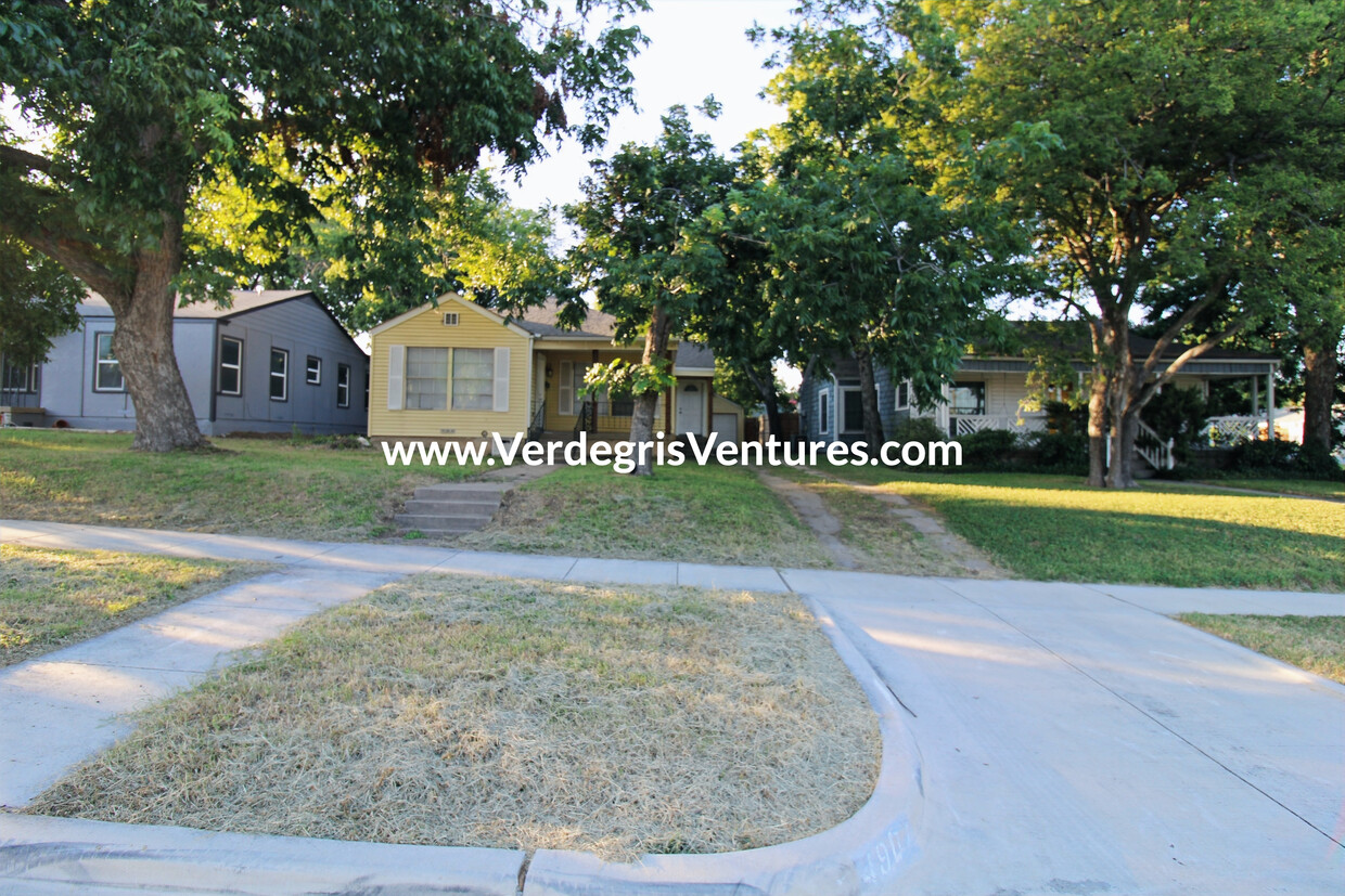 Primary Photo - 4904 Calmont Ave