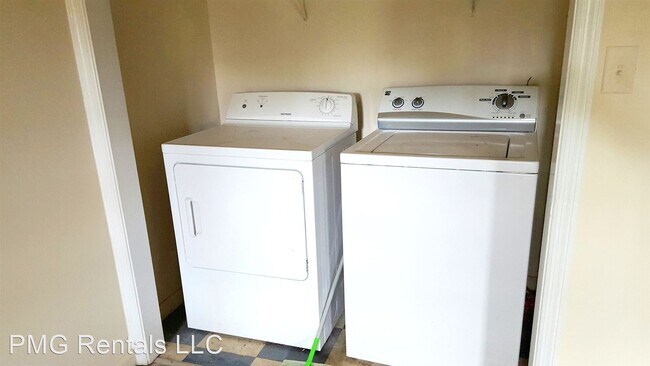 Building Photo - 4 br, 2 bath Room For Rent - 30 University Pl