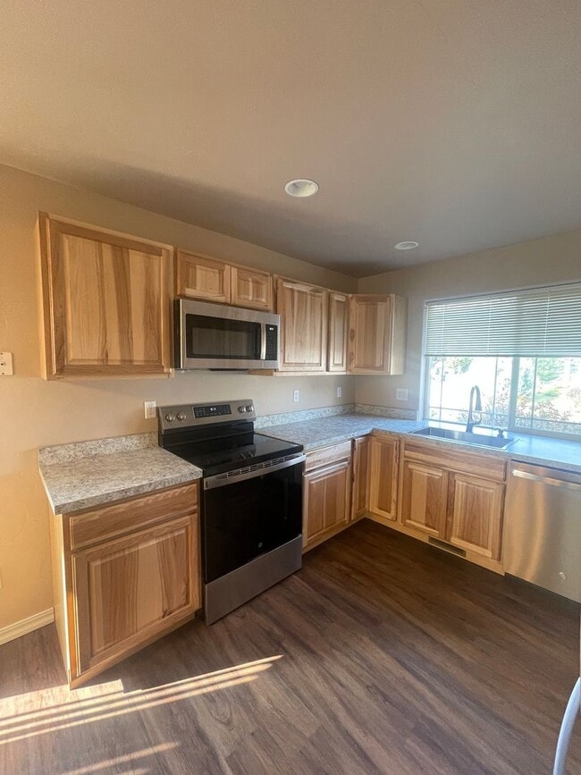 Building Photo - Freshly Remodeled 3 bed 2 Bath Townhome