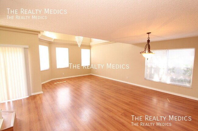 Building Photo - Huge 4 bedroom, 2.5 bath home in East Orlando