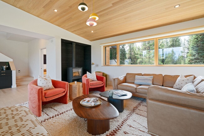 Building Photo - 730 Solitude Ln