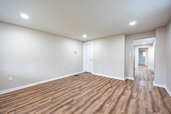 Foto del edificio - 4 Bed, 2 Bath Home in Morgan, PA AVAILABLE NOW!