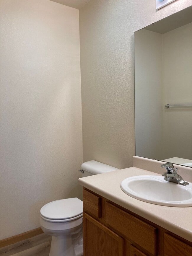 Building Photo - Bright & Convenient Townhouse Living!