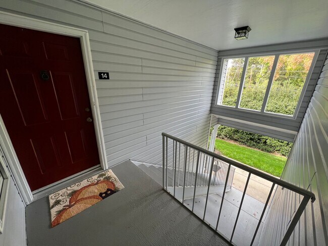 Building Photo - Taylors - Updated & Spacious 2BR/2BA Condo...