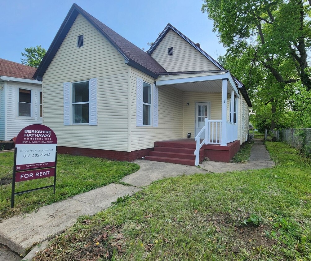 Building Photo - 3-bedroom home on the south side of town offers great space and a location just blocks from Davis...