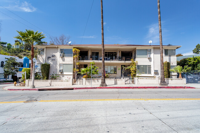 Building Photo - 2649 N Beachwood Dr