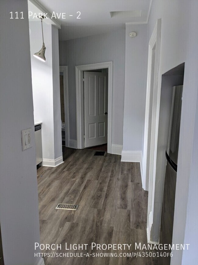 Building Photo - 2 Bedroom Renovated Unit in Duplex with Pr...