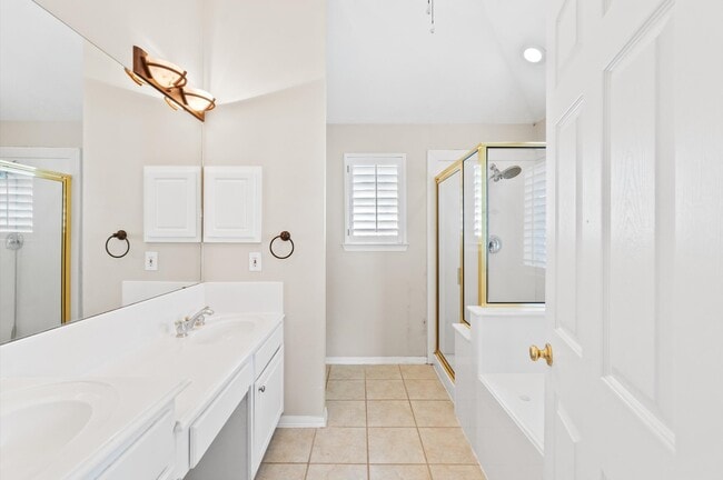 Building Photo - 1118 Enclave Square E