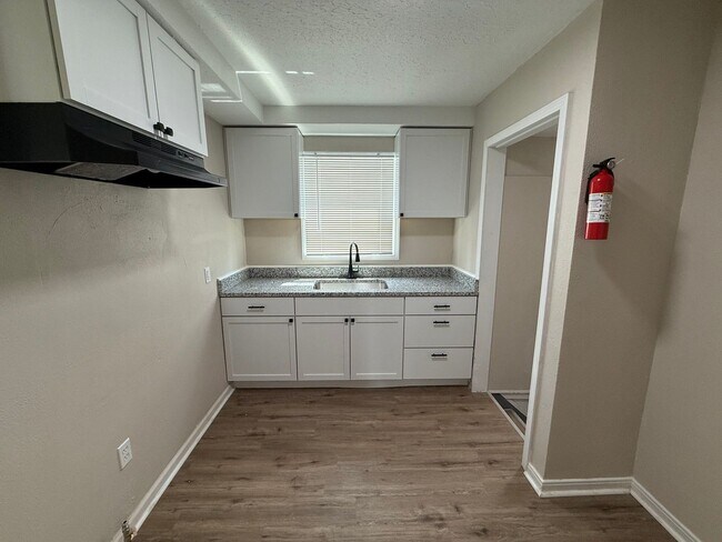 Foto del edificio - This beautifully updated 3-bedroom, 1-bath...