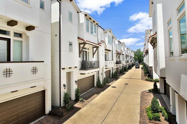Foto del edificio - Stunning Mediterranean Three-Bedroom Home!
