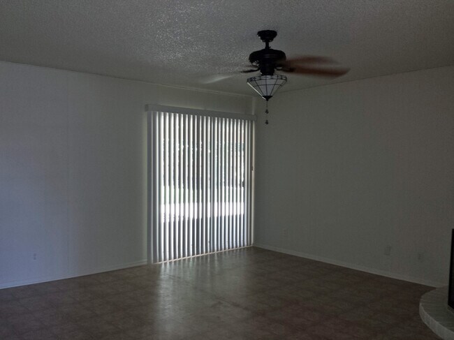 Foto del edificio - Almost 2000 SF home near Fresno State