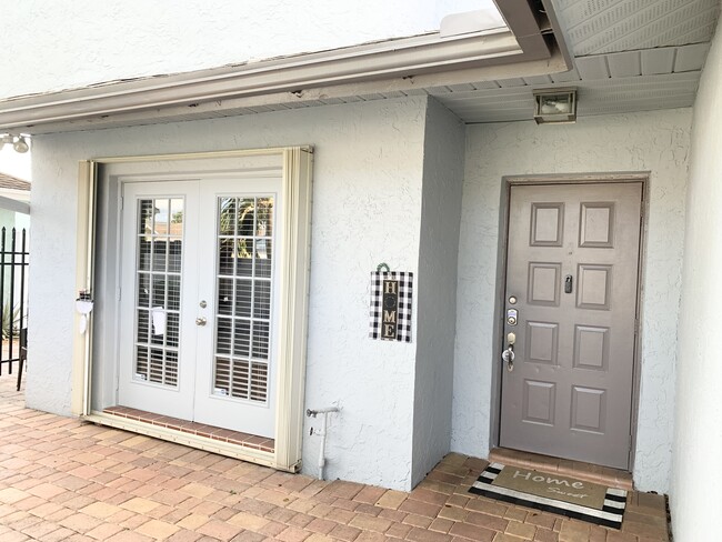 Foto del edificio - 9950 SW 12th St