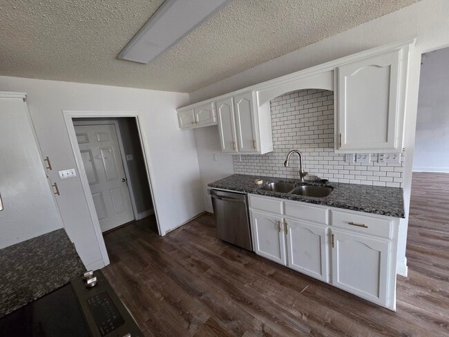 Building Photo - 209 W Billington Dr