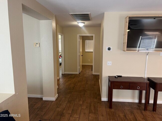 Foto del edificio - 3020 W Red Fox Rd