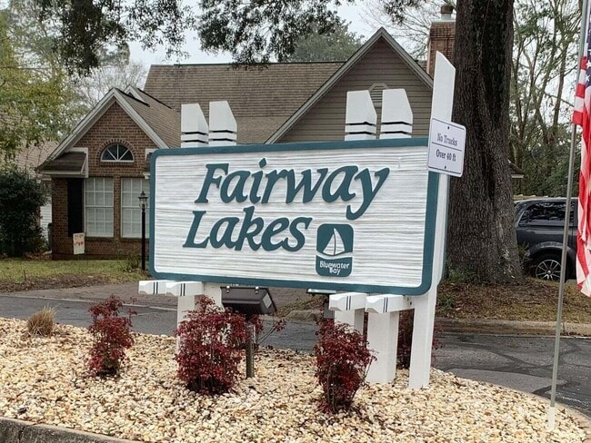 Building Photo - 811 Fairway Lakes Dr