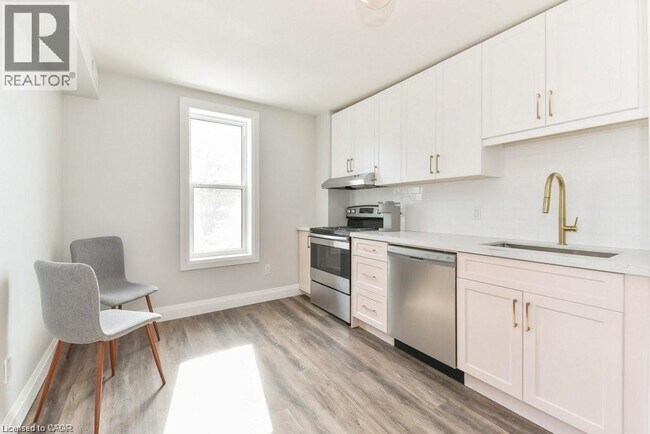 Building Photo - 132 Ahrens St W