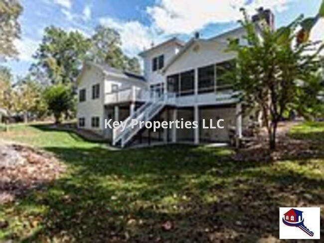 Building Photo - Elegant Southern Brick Plantation Home