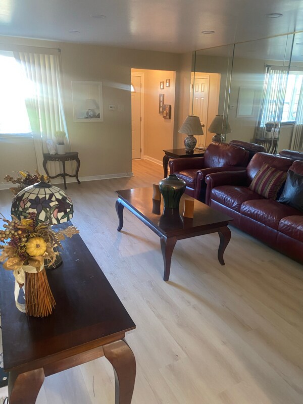 Foto principal - 178 E Fariston Dr