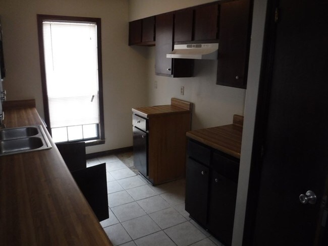 Building Photo - 3917 Lucerne Dr