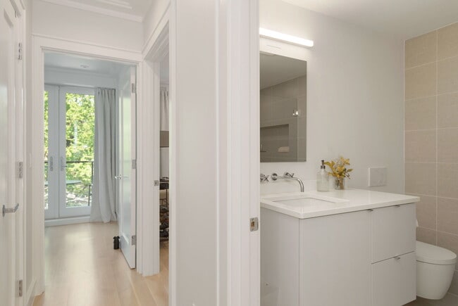 Building Photo - 53 Rutland Sq
