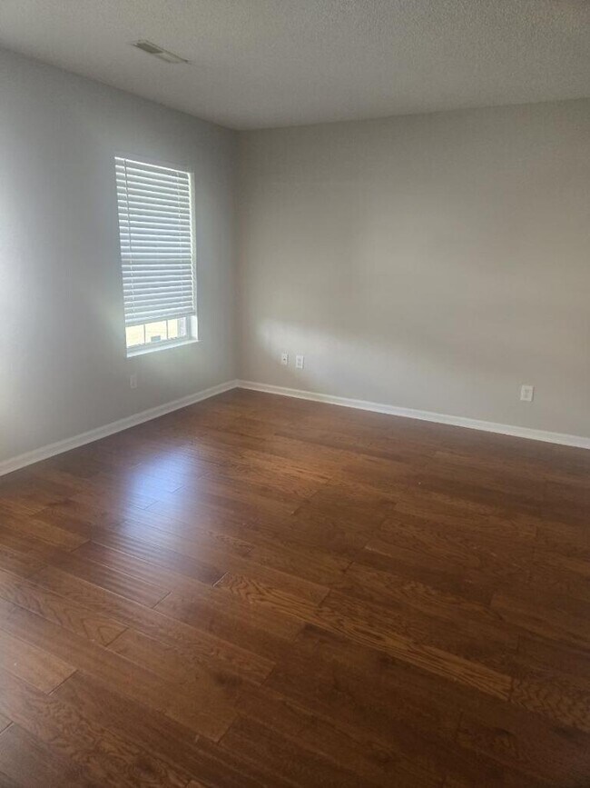 Building Photo - 215 Sterling Hills Cir