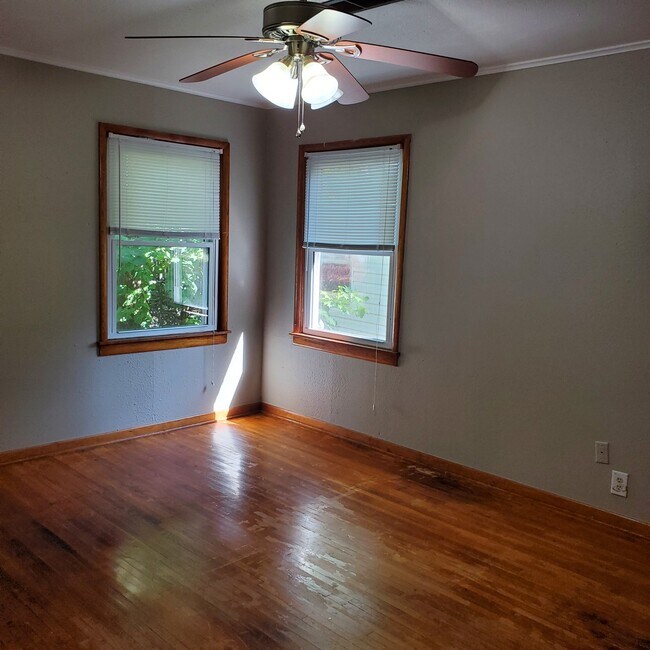 Building Photo - 1107 Eicher Ave