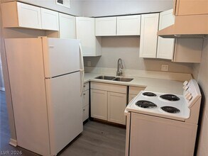 Building Photo - 555 S Royal Crest Cir