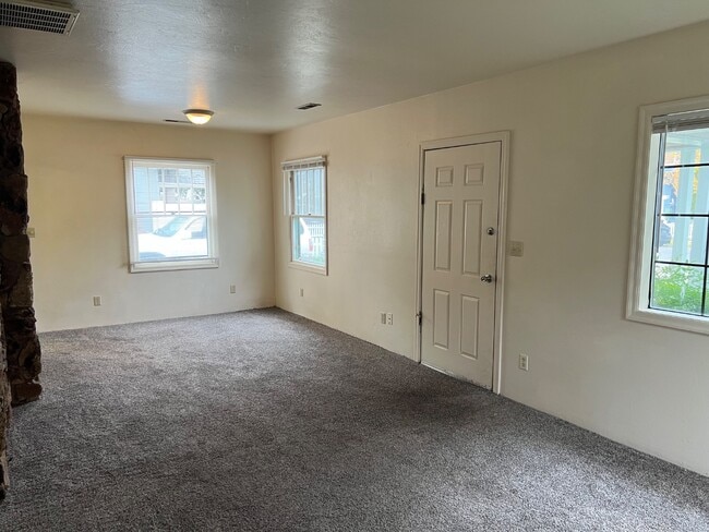 Building Photo - 36 N Peach St