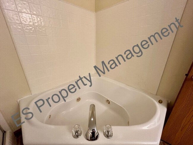 Foto del edificio - Wonderful 3 Bedroom 2 Bathroom Red Brick Front Ranch Home in Warren Township!