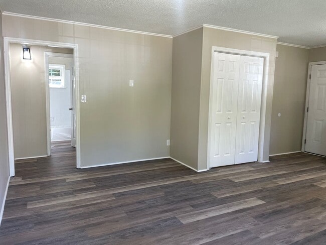 Building Photo - 1199