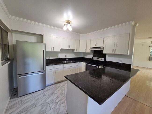 Foto del edificio - Lower Manoa single family home