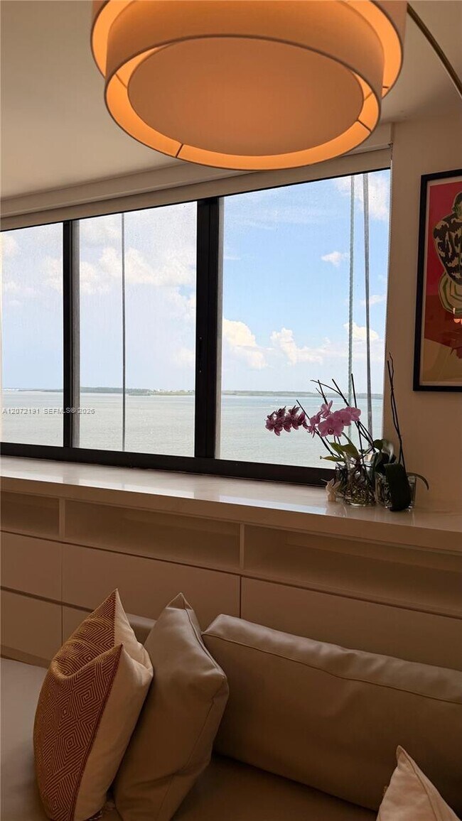 Building Photo - 540 Brickell Key Dr