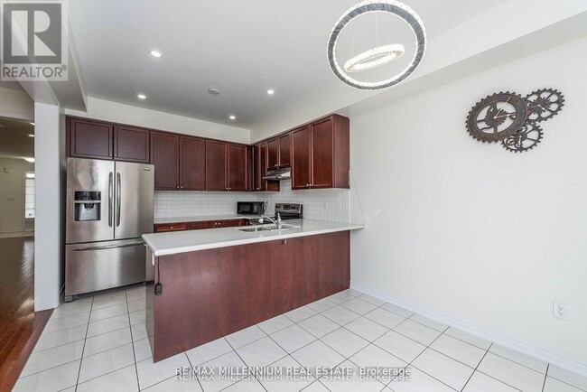 Building Photo - 180 Pelee Ave