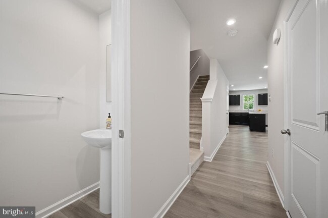 Building Photo - 5 Southwind Dr