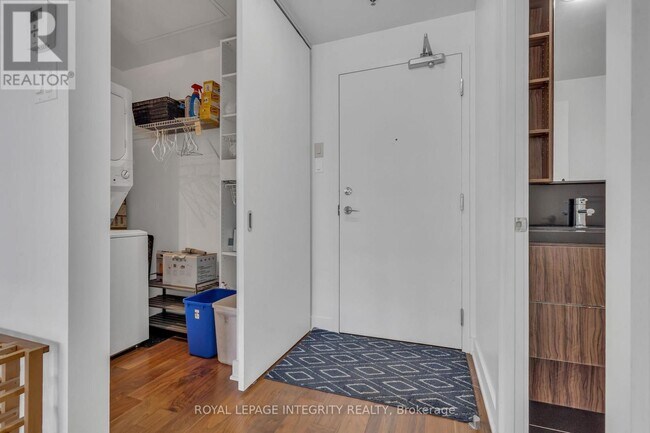 Building Photo - 360-360 McLeod St