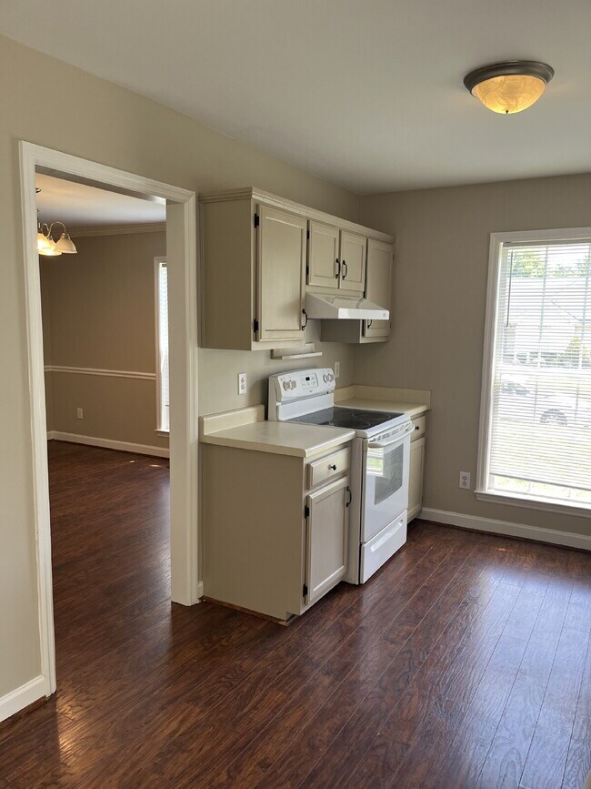 Foto del edificio - "Charming 3-Bedroom Home with 2 Full Baths in Beautiful Thompson's Station!" FENCED BACKYARD!