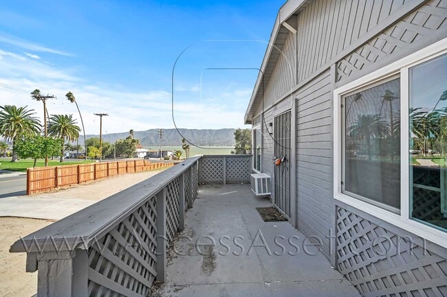 Building Photo - Charming Upstairs 2 Bed/1 Bath Unit With F...