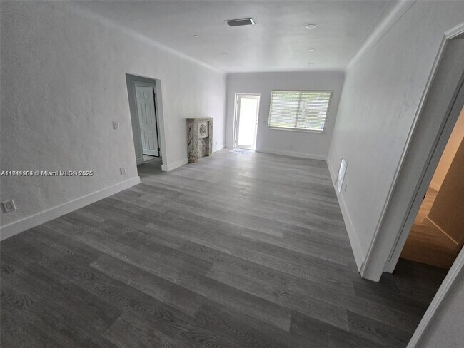 Building Photo - 1637 SW 17th St